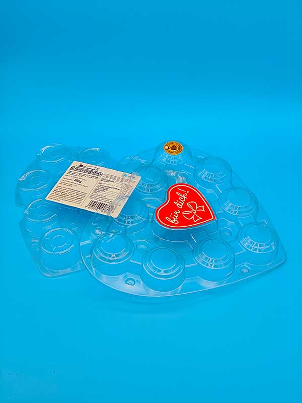 Boden und Deckel der wiederverschließbaren Herzverpackung für Schwedenbomben mit Etiketten