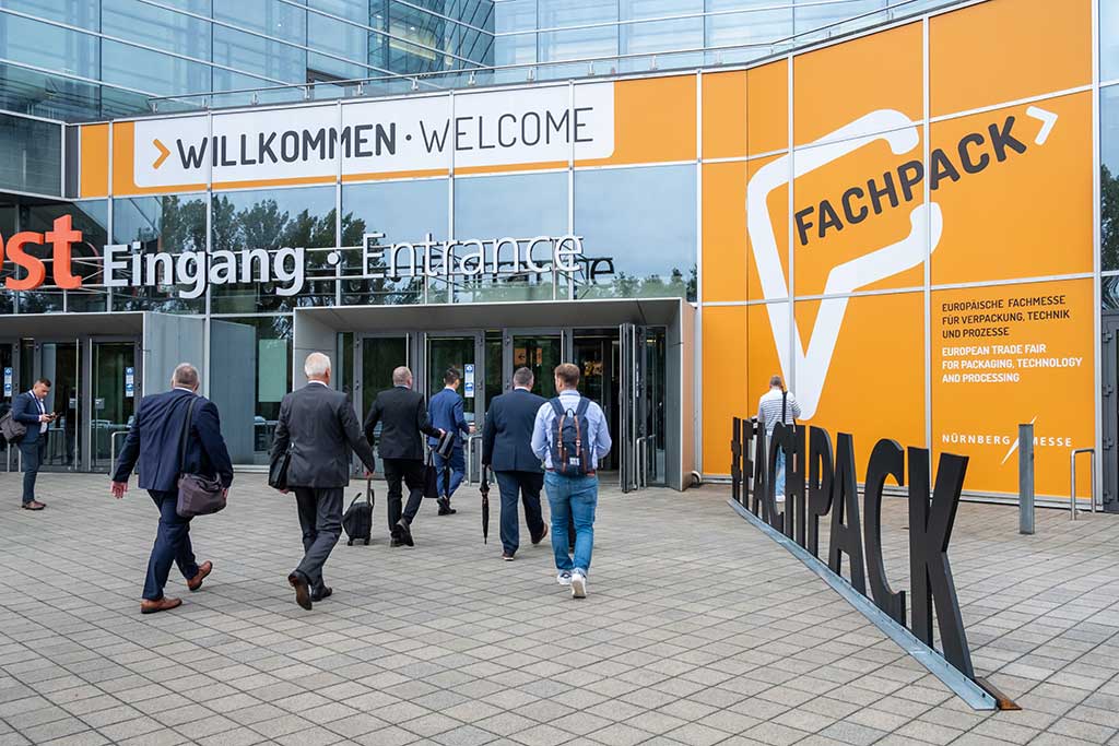 Menschen vor dem Fachpack-Messeeingang