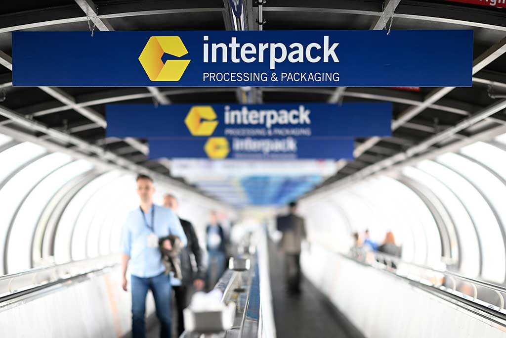 Besucher auf dem Weg zur messe Interpack