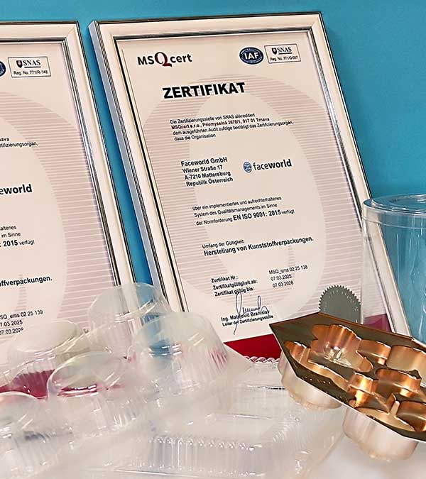 Zertifikatsurkunden in Bilderrahmen hinter Kunststoffblistern