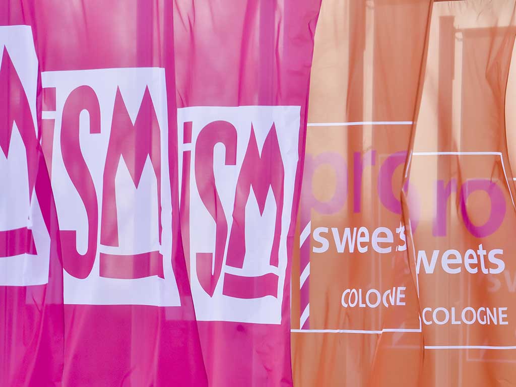 ©Koelnmesse-ISM-Thomas-Klerx Fahnen mit Messelogo ©Koelnmesse-ISM-Thomas-Klerx